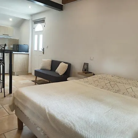 Studio Au Calme Avec Piscine Et Toutes Les Commodites Necessaires Le Thor Exterior photo